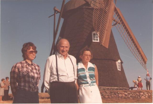 Else og Daniel Danielsen, Brydegård, Nakke med datter Annie - 1976 (B14853)