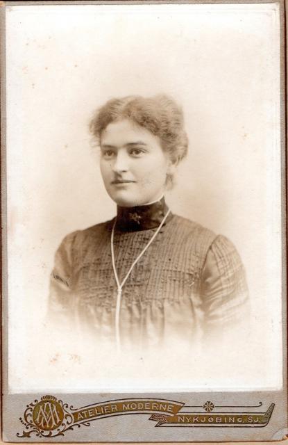 Boline Nielsen, g. Danielsen, Brydegård, Nakke - 1917 (B14855)