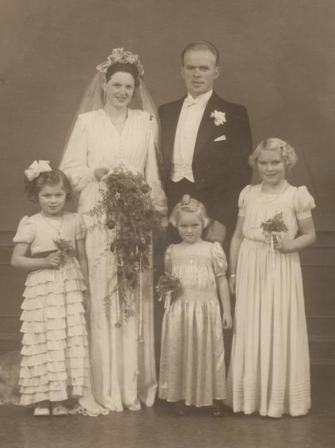Inga Hansen, Lykkebjerggård, Høve og Frede Larsen - ca. 1945 (B15034)