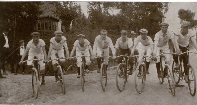 Højby Sogns Cykelklub - Cyklister på vej til Korsør i et cykelløb ca. 1910 (B870)
