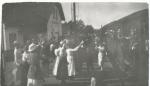 Fårevejle Station - ca. 1920 - Folk på perronnen hilser de togrejsende  (B1915)