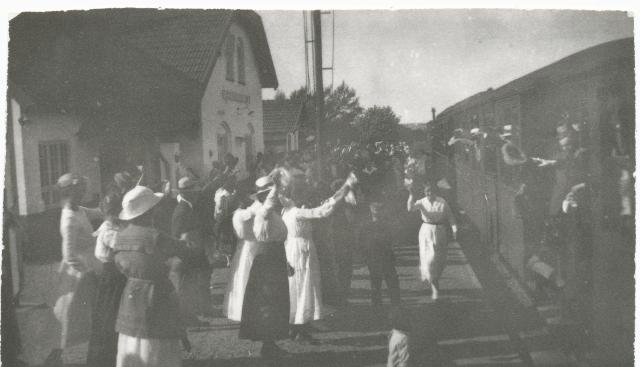 Fårevejle Station - ca. 1920 - Folk på perronnen hilser de togrejsende  (B1915)