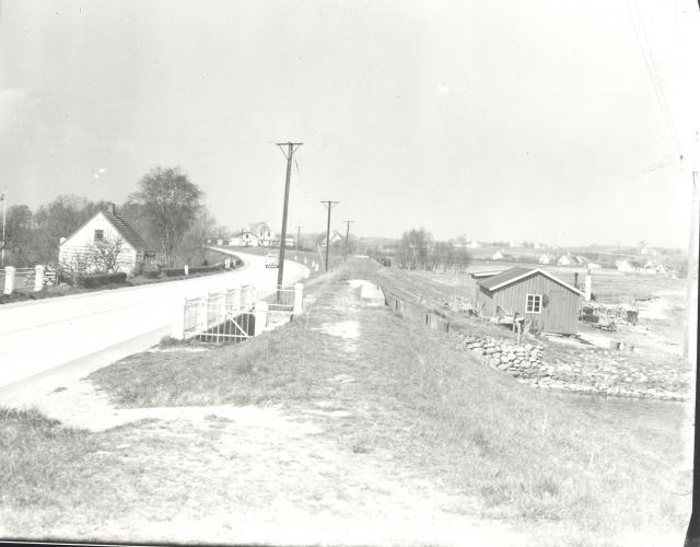 Gundestrup. Nykøbingvej set mod nord ud for slusen ved Grevinge Kanal, ca. 1955 (B1867)