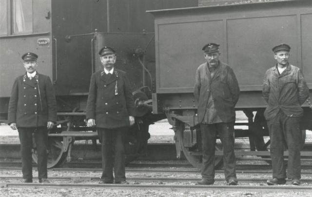 Personale foran tog ved Asnæs Station - ca. 1918 (B1935)