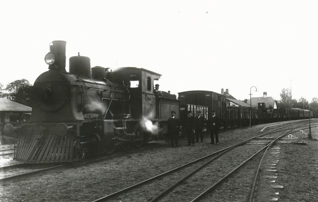 Personale foran tog ved Asnæs Station - ca. 1918 (B1949)