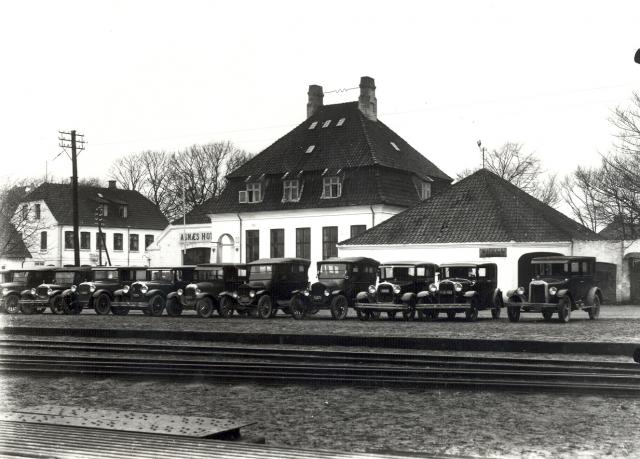 Biler ved Asnæs Hotel midt i 1930'erne (B2136)