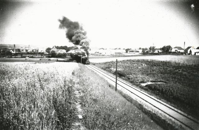Toget har lige forladt stationen og kører op mod Rødhøj - ca. 1910 (B2185)