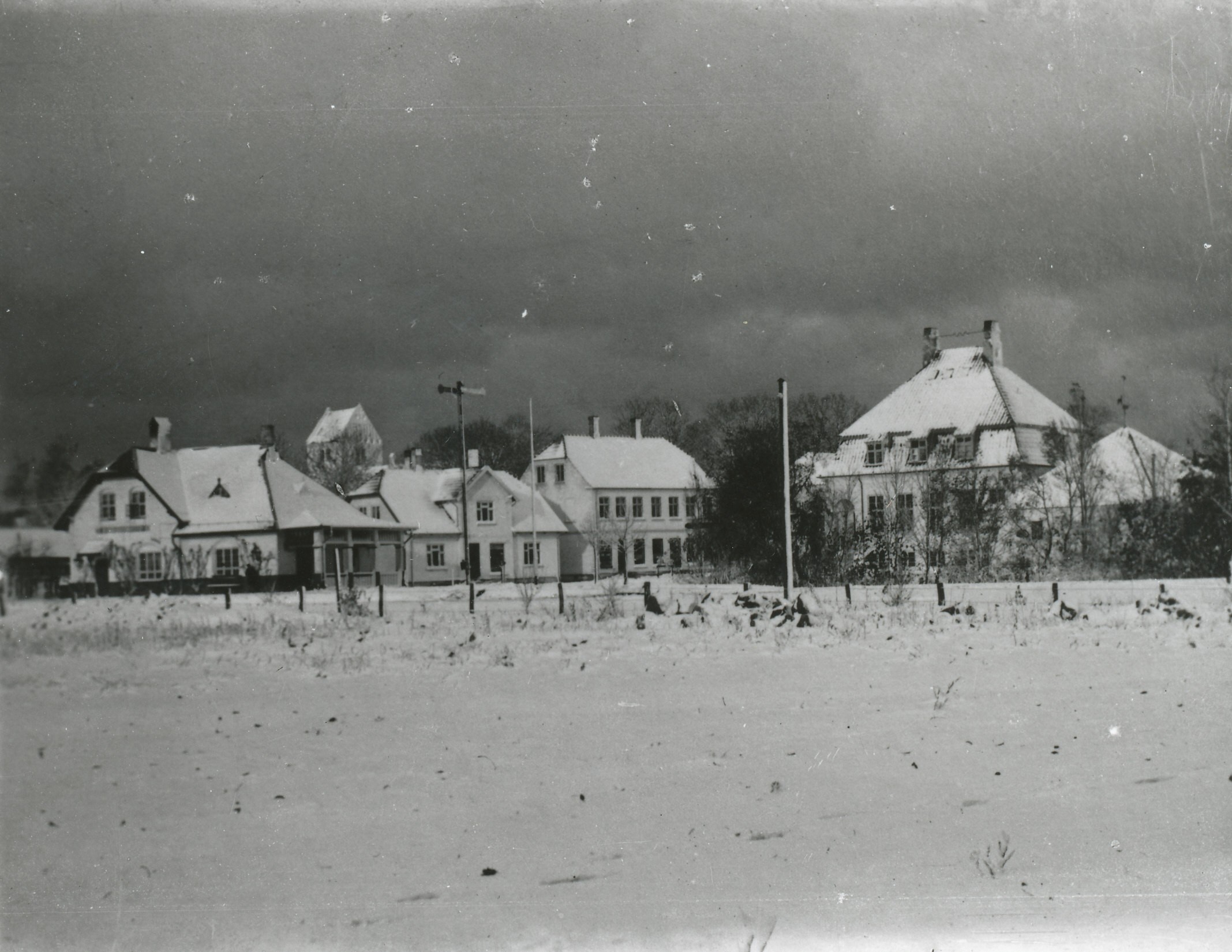 Et vintermotiv af stationspladsen i Asnæs, ca. 1920 (B2222)