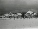 Et vintermotiv af stationspladsen i Asnæs, ca. 1920 (B2222)