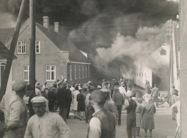 Asnæs. Brand hos købmand Alfred Nielsen 1. juli 1931 (B2258)