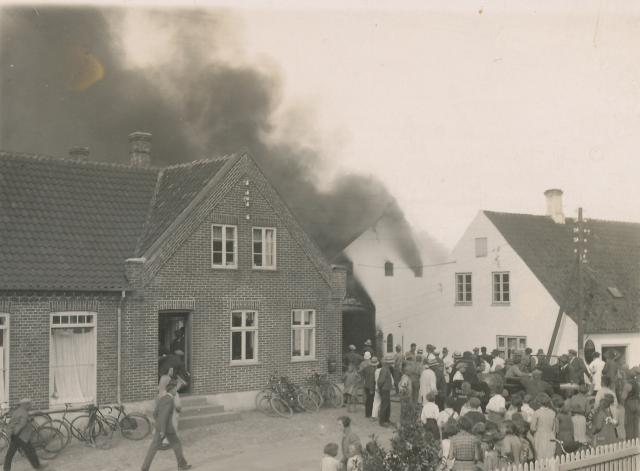 Asnæs. Brand hos købmand Alfred Nielsen 1. juli 1931 (B2259)