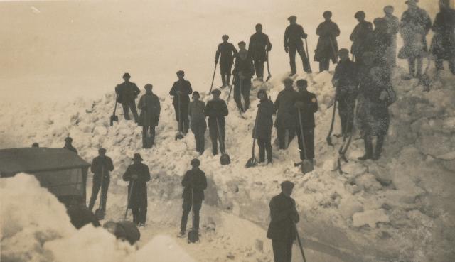 Snerydning på Veddingevej, vinteren 1929 (B2337)