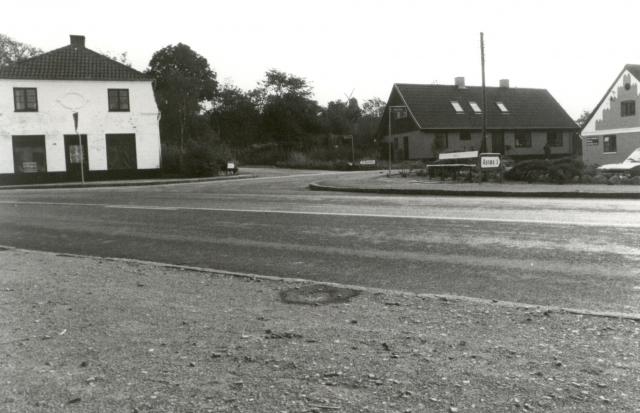 Høve by. Hjørnet af Høvevej og Høve Bygade - 1983 (B1203)