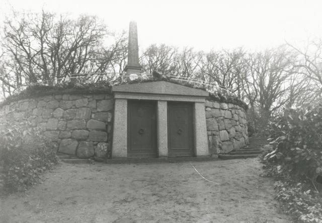 Brydebjerg. Gravkammeret og obelisken - 1932 (B2415)