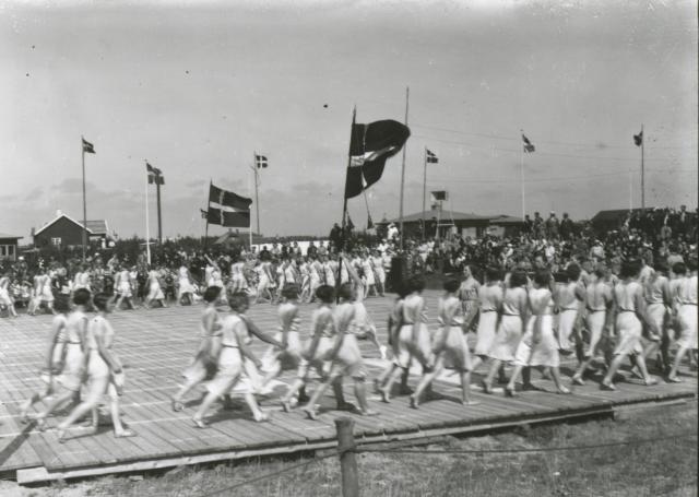 Høvestævne - Gymnasterne marcherer ind på festpladsen - 1937 (B2460)