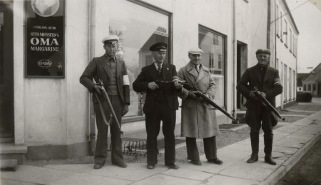 4 frihedskæmpere i Vig Hovedgade, 5 maj 1945 (B2486)