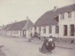 Algade,  med den gamle kælderbeværtning - 1890'erne (B90192)