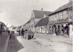 Højre side af Algade med Poul Helms Bog & Papirhandel fra Grundtvigsvej til Havnegade - 1901 (B90270)