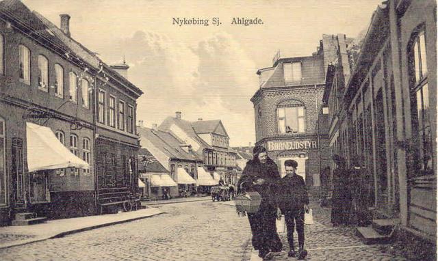 Algade. Til venstre udmunder Grundtvigsvej i Algade - før 1920 (B90335)