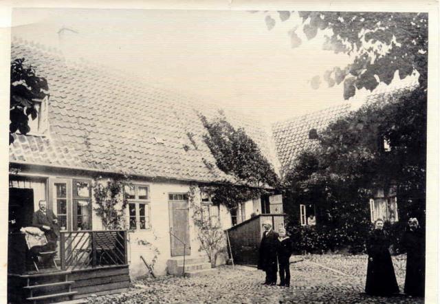 Algade. Bag husrækkerne lå gårde og haver - før 1920 (B90342)