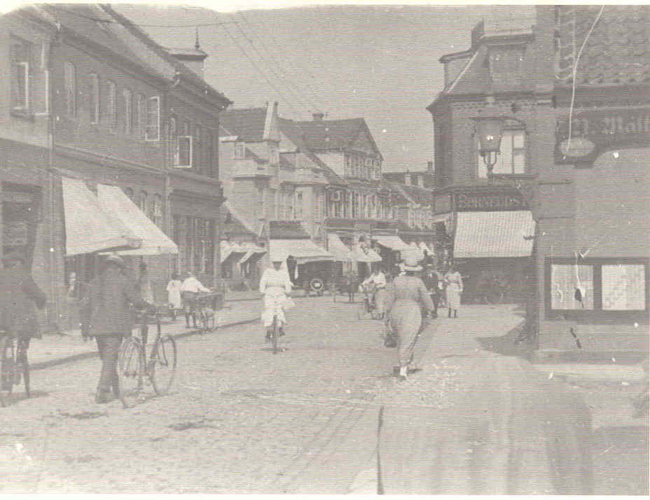 Algade. Til venstre udmundingen af Grundtvigsvej i Algade - 1920'erne (B90355)