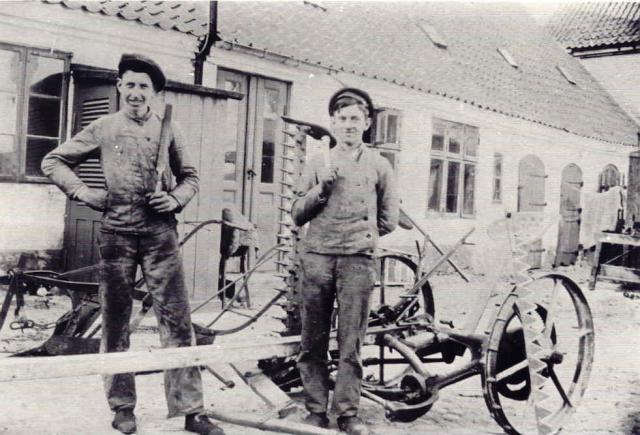 Smedegården. To håndværkere i færd med at reparere landbrugskøretøj i Smedegården - 1920'erne (B90356)