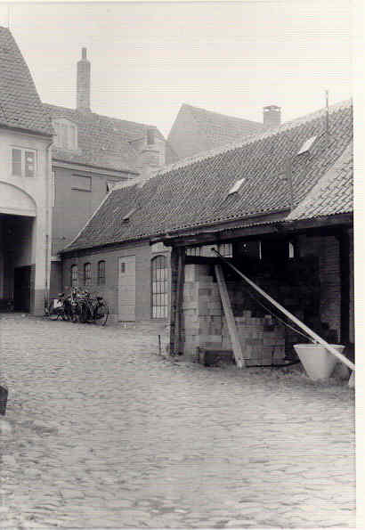 Stenbelagt gårdplads i Nykøbing Sj. - før 1920 (B90367)