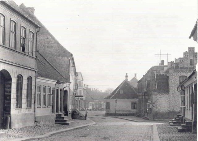 Algade. Nykøbings hovedgade havde et slynget forløb gennem artierne - før 1910 (B90372)