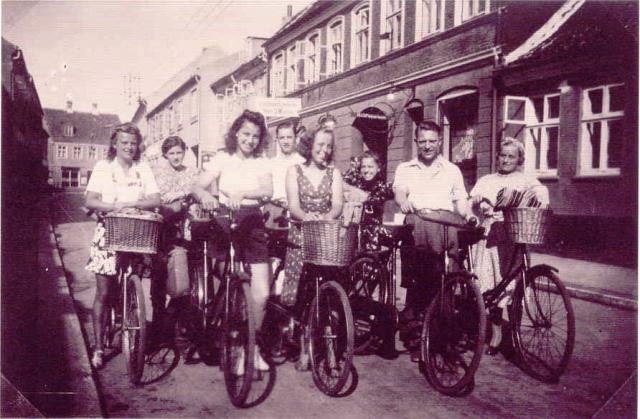 Cykeltræf på Algade - 1950'erne (B90419)