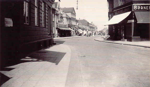 Algade. Til venstre Grundtvigsvej udmunding i Algade - 1960'erne (B90420)