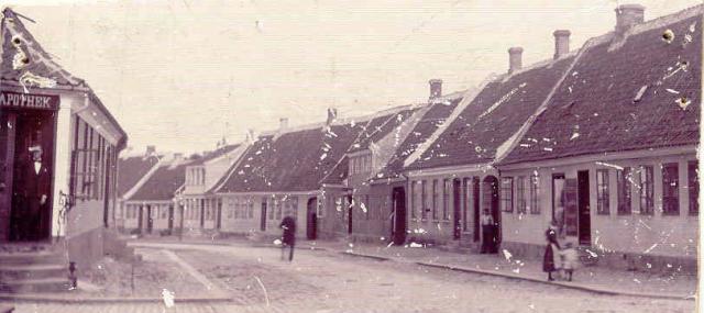 Algade. Svanestræde. Til venstre byens daværende apothek - ca. 1910 (B90424)
