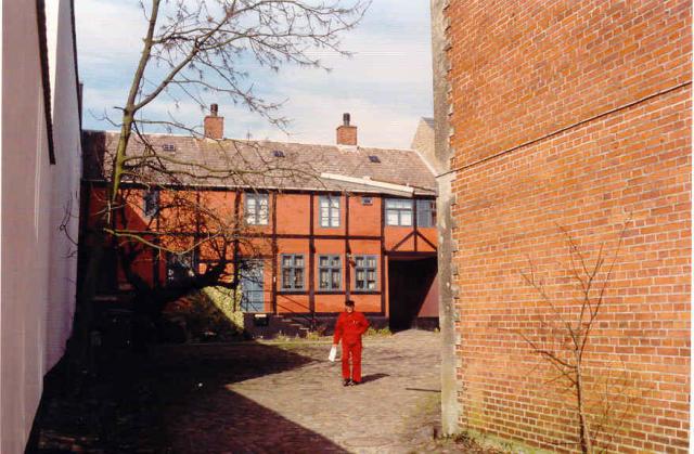 Rødt bindingsværk. Baggård til urmager Møllers ejendom. Facaden hertil vender ud mod Algade - Efter 1979 (B90440)
