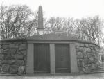Brydebjerg. Gravkammeret og obelisken - ca. 1930 (B2567)
