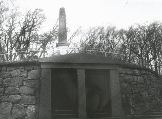 Brydebjerg. Gravkammeret og obelisken - ca. 1930 (B2568)