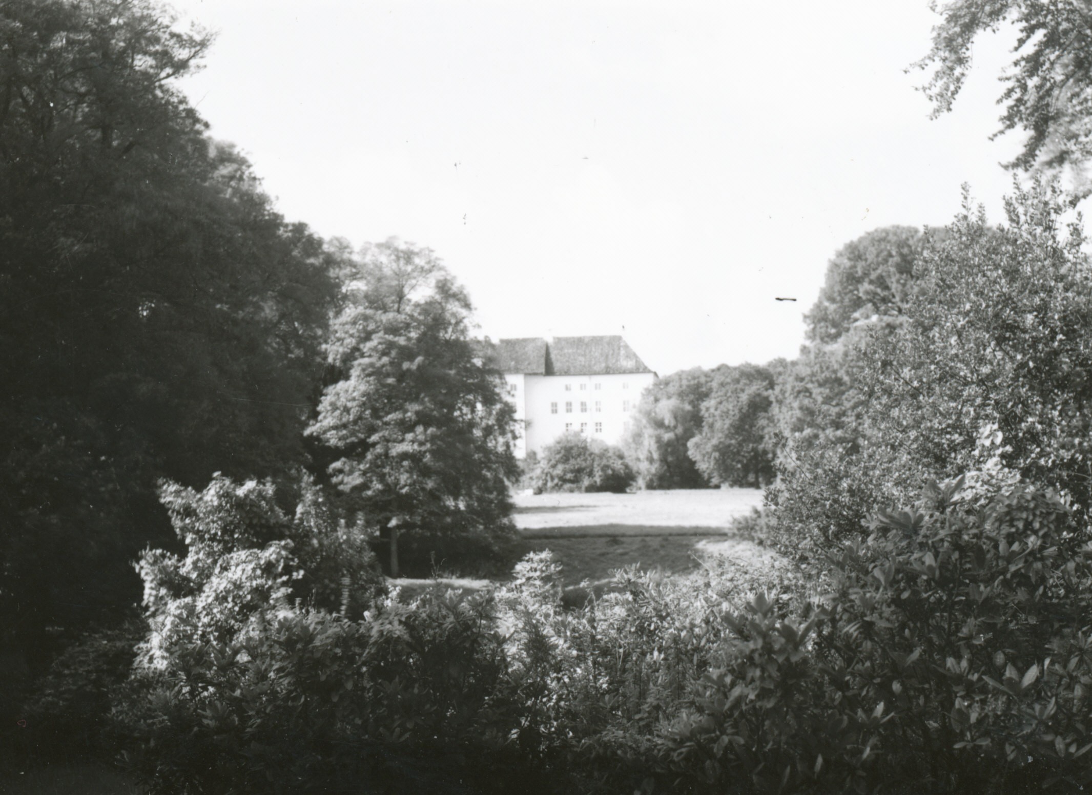 Dragsholm Slot set fra Fruerlunden - ca. 1920 (B2581)