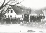 Vallekilde Højskole. Elever holder pause i arbejdet ved højskolens landbrug - 1927 (B2677)