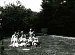 Vallekilde Højskole. Kvindelige elever i haven - 1930 (B2731)