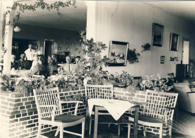 Strandhotel "Sejrø Bugt" - Ejeren Alfred Hansen med søn i dagligstuen - ca. 1950 (B2781)