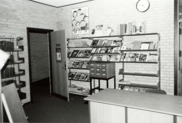 Nr. Asmindrup Bibliotek - Indgangsparti, skranke - 1990 (B598)