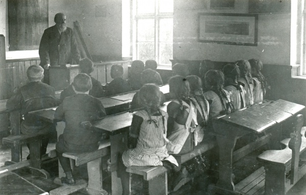 Høve Skole omkring år 1900.JPG