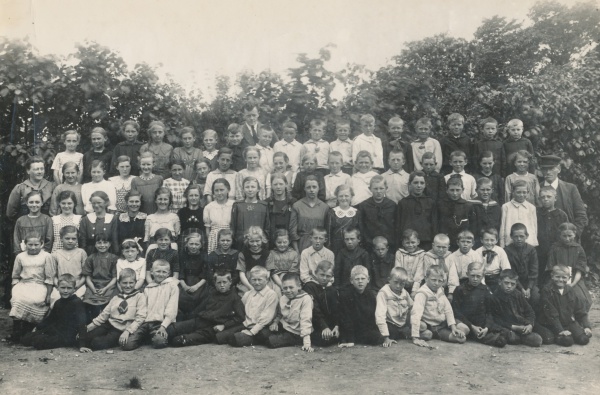Højby Skole sommeren 1920.jpg