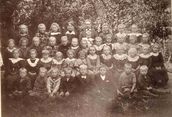 Frederikkes-Minde Friskoles elever omkring år 1900.jpg