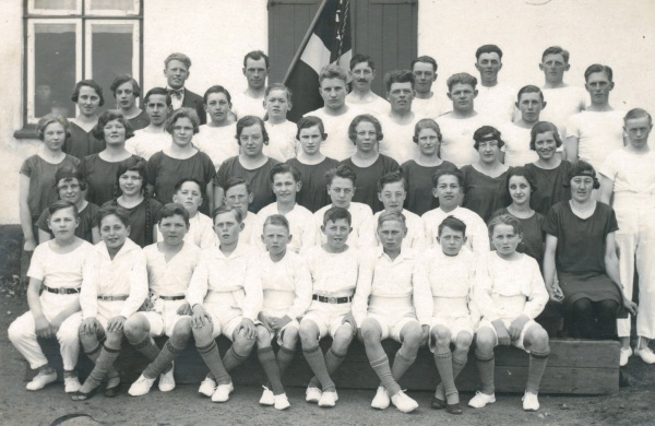 Gymnaster i Riis Forsamlingshus ca. 1930.jpg