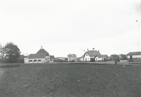 Stationspladsen Asnæs station ca. 1903.jpg