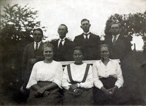 Højby Folkelige Ungdomsforening i 1920-erne.jpg