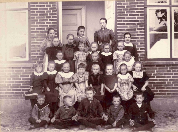 Frederikkes-Minde Friskoles elever ca. 1900.jpg
