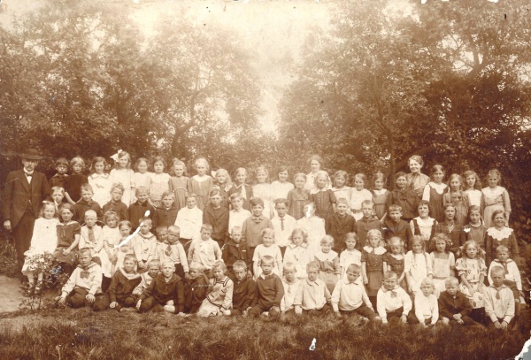Eskildstrup skole elever ca. 1920.jpg