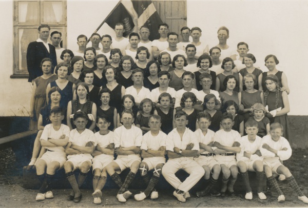 Gymnaster i Riis Forsamlingshus ca. 1931.jpg