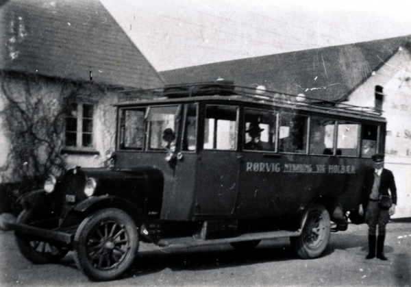 Rutebilen til Holbæk ca. 1922.jpg