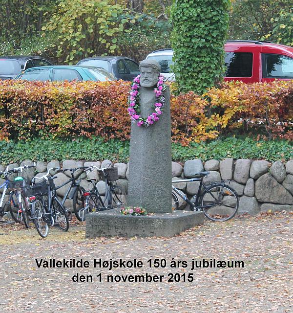 Ernst Trier kranset med blomster ved Vallekilde Højskoles 150 års jubibæum den 1. novemer 2015